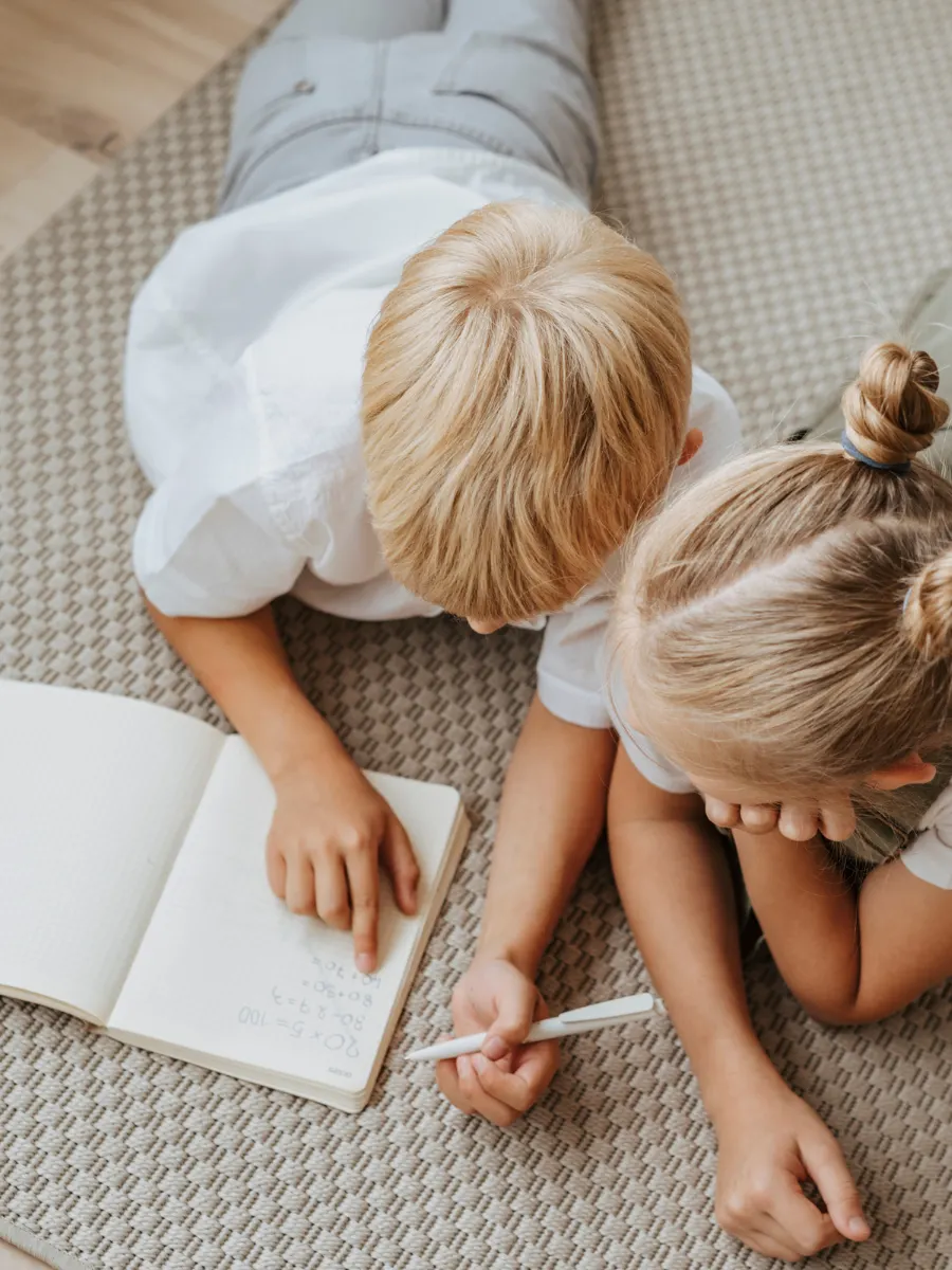 två barn som räknar matte
