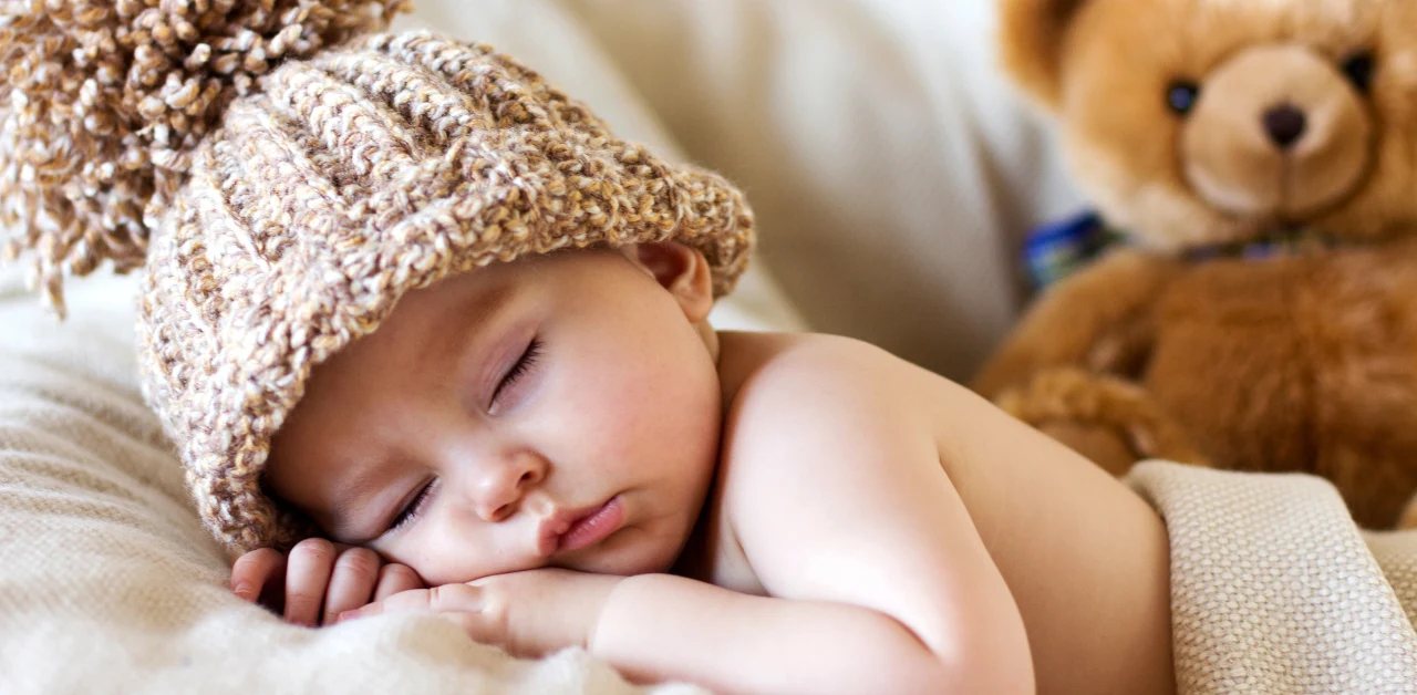 sovande bebis med beiga färger