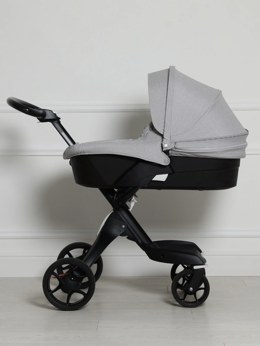 svart barnvagn med grå sufflett